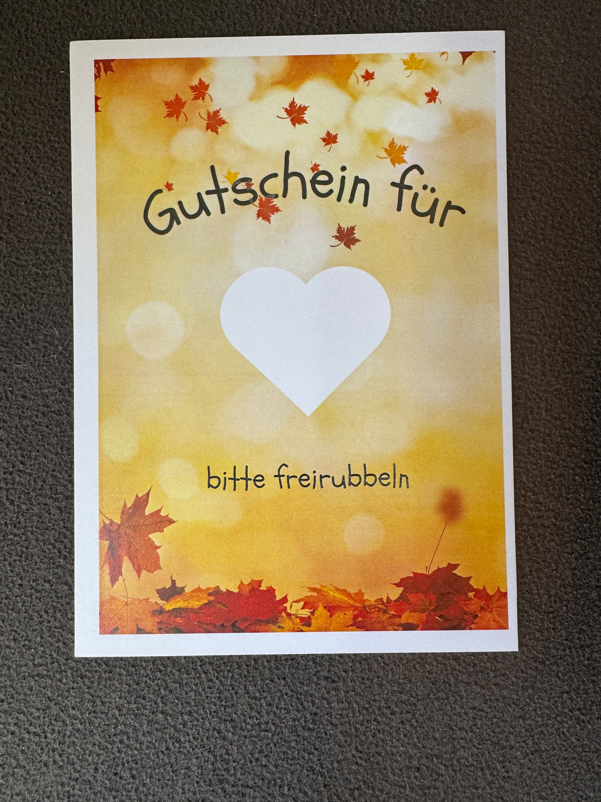 Herbstliches Rubbellos „Gutschein“ mit bunten Blättern im DIN A5-Format, zum Selbstbeschriften.