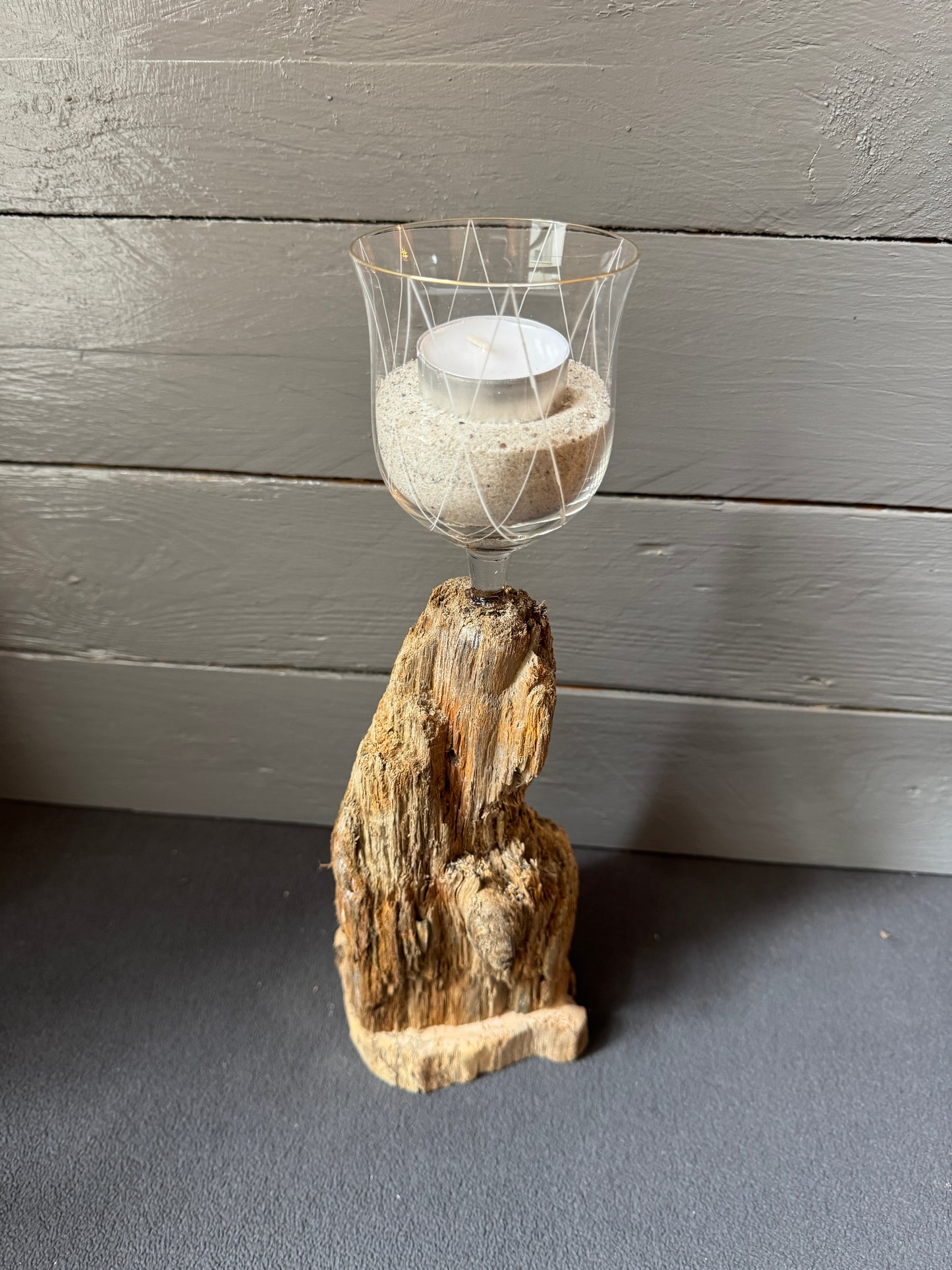 Naturbelassener Kerzenhalter aus Treibholz mit Weinglas