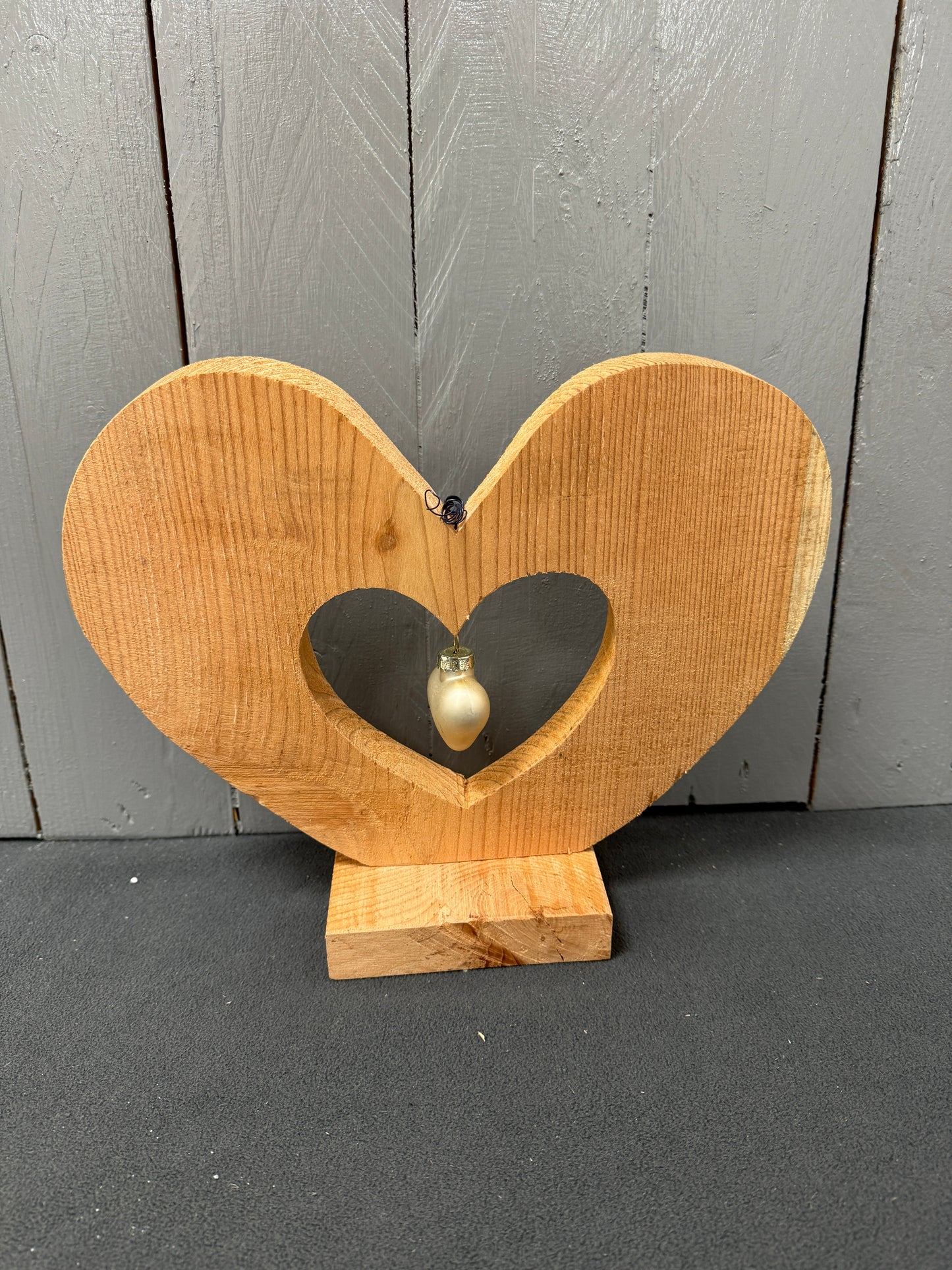 Valentinstag Holzherz mit kleinem Glas Herz drinnen