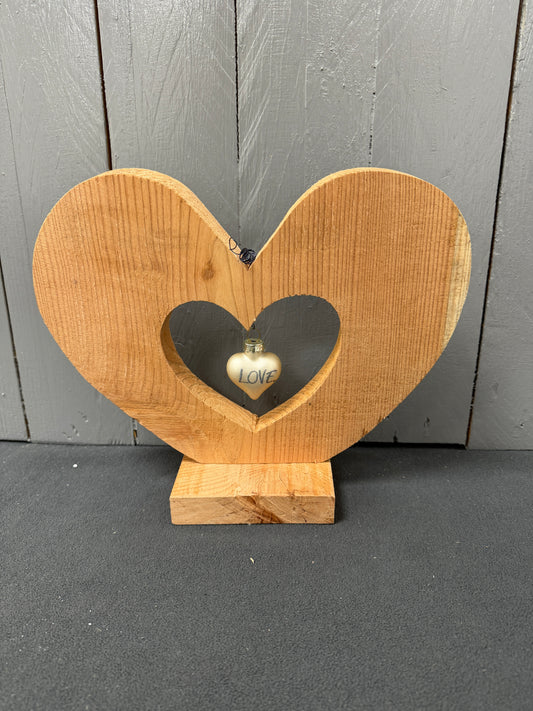 Valentinstag Holzherz mit kleinem Glas Herz drinnen