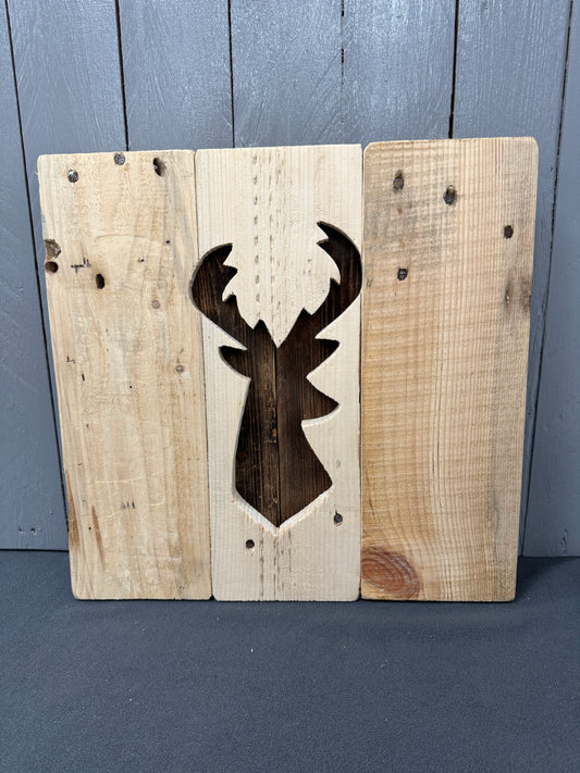 Wandbild mit Hirschkopf aus Palettenholz