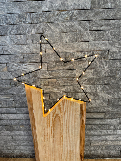 Holzstele mit schwebendem LED-Stern, warmweiß beleuchtet – festliche Deko für Weihnachten und Winterzeit.