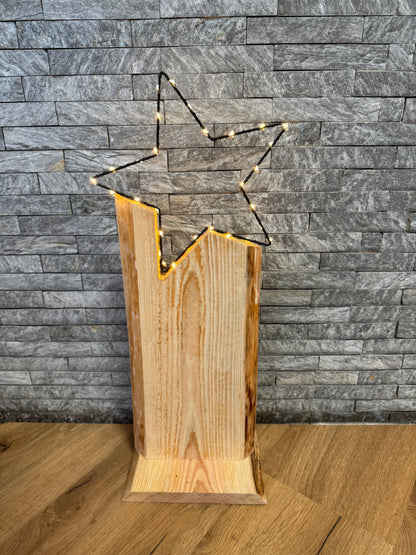 Leuchtende Holzstele mit LED-Stern – handgemachte Weihnachtsdeko aus Naturholz mit warmweißen Lichtern.