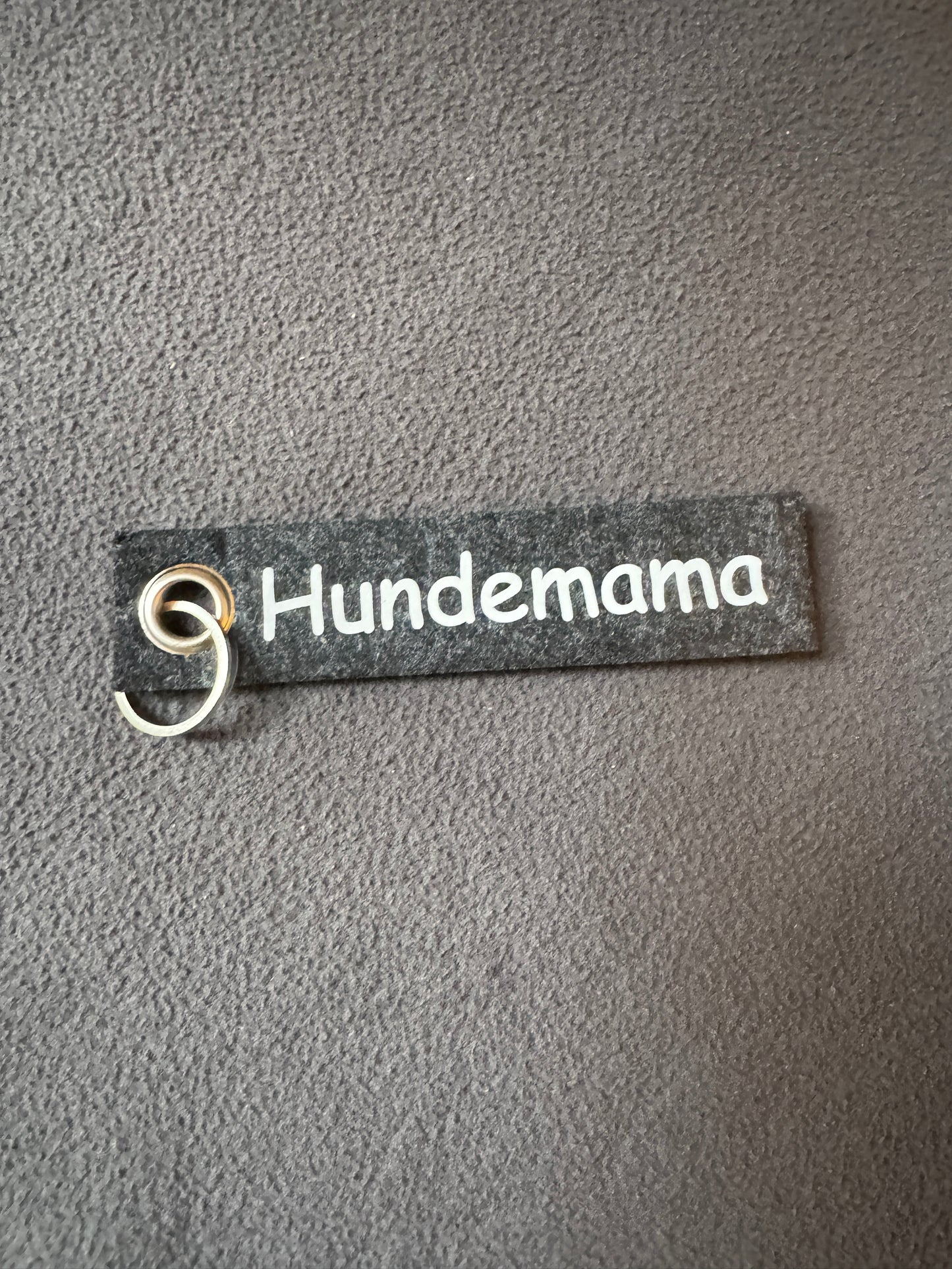 Filz-Schlüsselanhänger mit dem Spruch „Hundemama“, handgemacht.