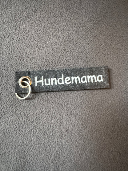 Filz-Schlüsselanhänger mit dem Spruch „Hundemama“, handgemacht.