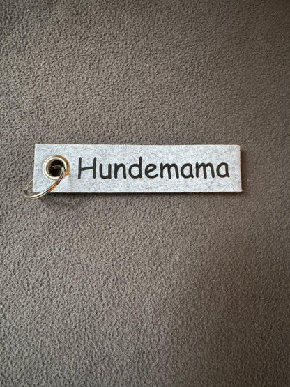 Filzanhänger grau mit dem Schriftzug „Hundemama“, liebevolle Geschenkidee.