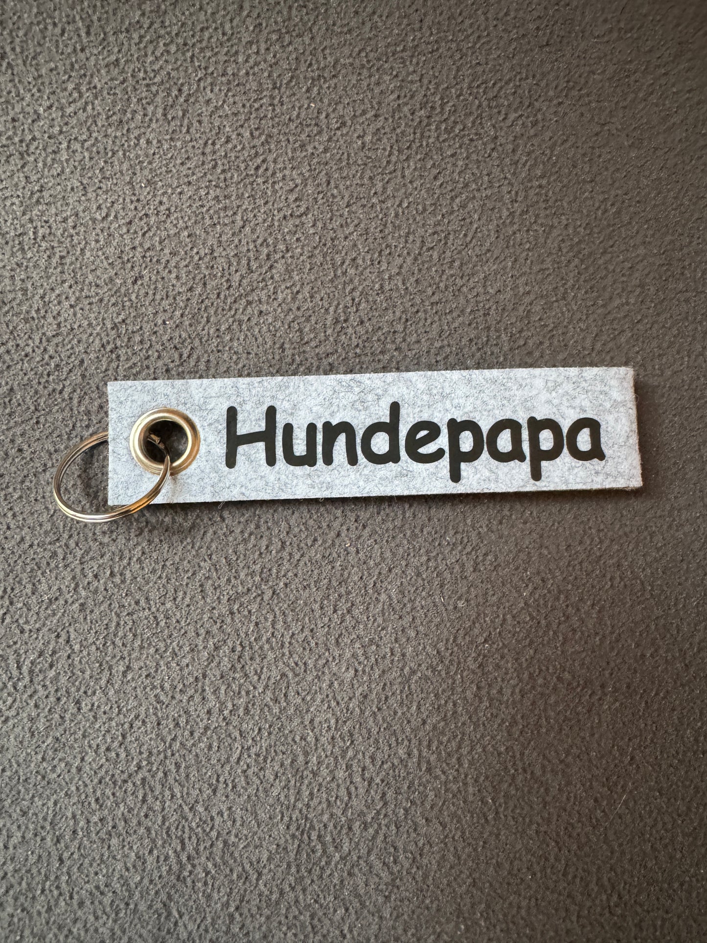 Filzanhänger „Hundepapa“, ideale kleine Aufmerksamkeit für Hundebesitzer.