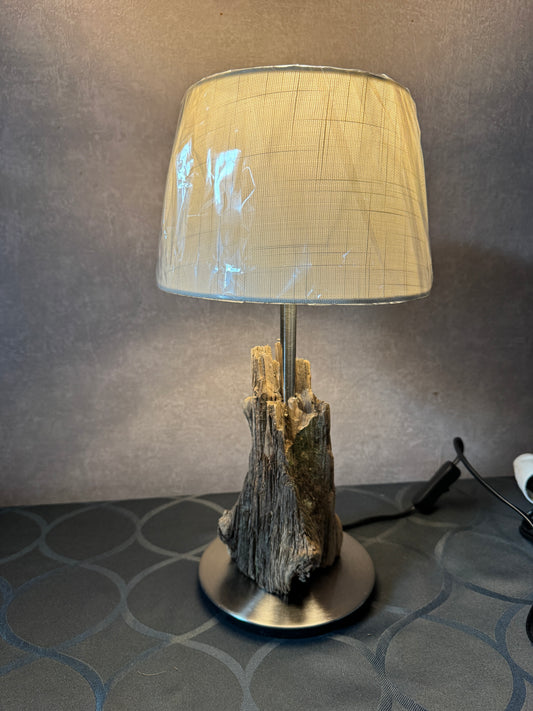 Lampe mit naturbelassenem Treibholz auf schlichtem Fuß