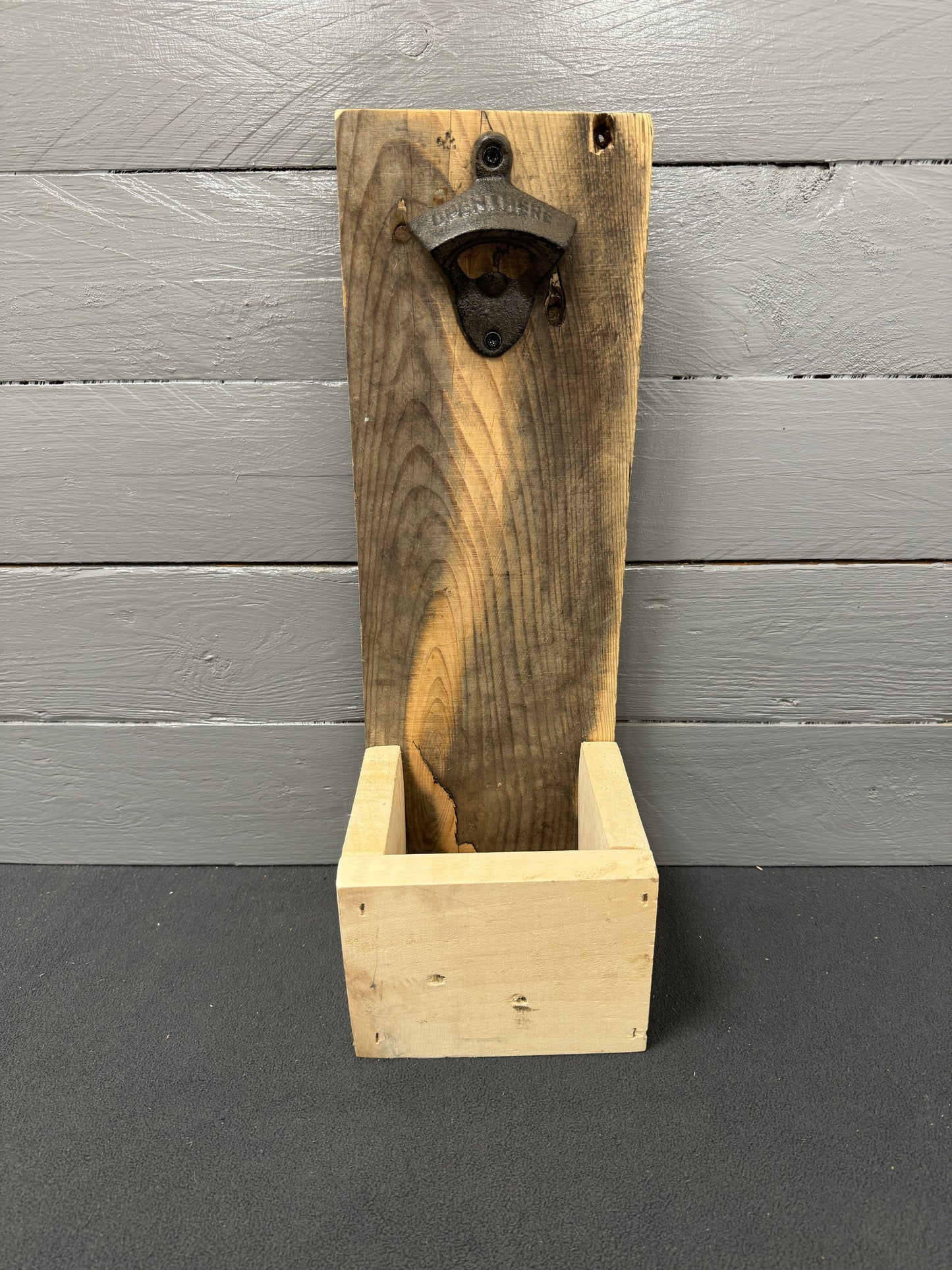 Rustikaler Flaschenöffner aus Palettenholz