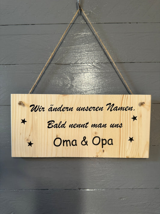 Schild „Wir ändern unseren Namen, bald nennt man uns Oma & Opa“ – Für werdende Großeltern, die sich auf das schönste Abenteuer des Lebens freuen 👶💖