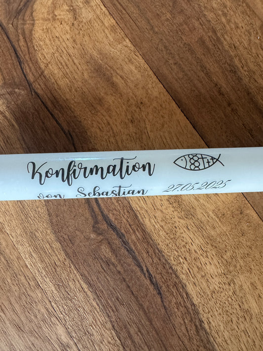 Minimalistische Stabkerze zur Konfirmation mit schwarzer Schrift
