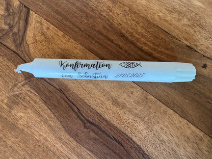 Kerzentattoo auf weißer Kerze – Fischsymbol & Datum