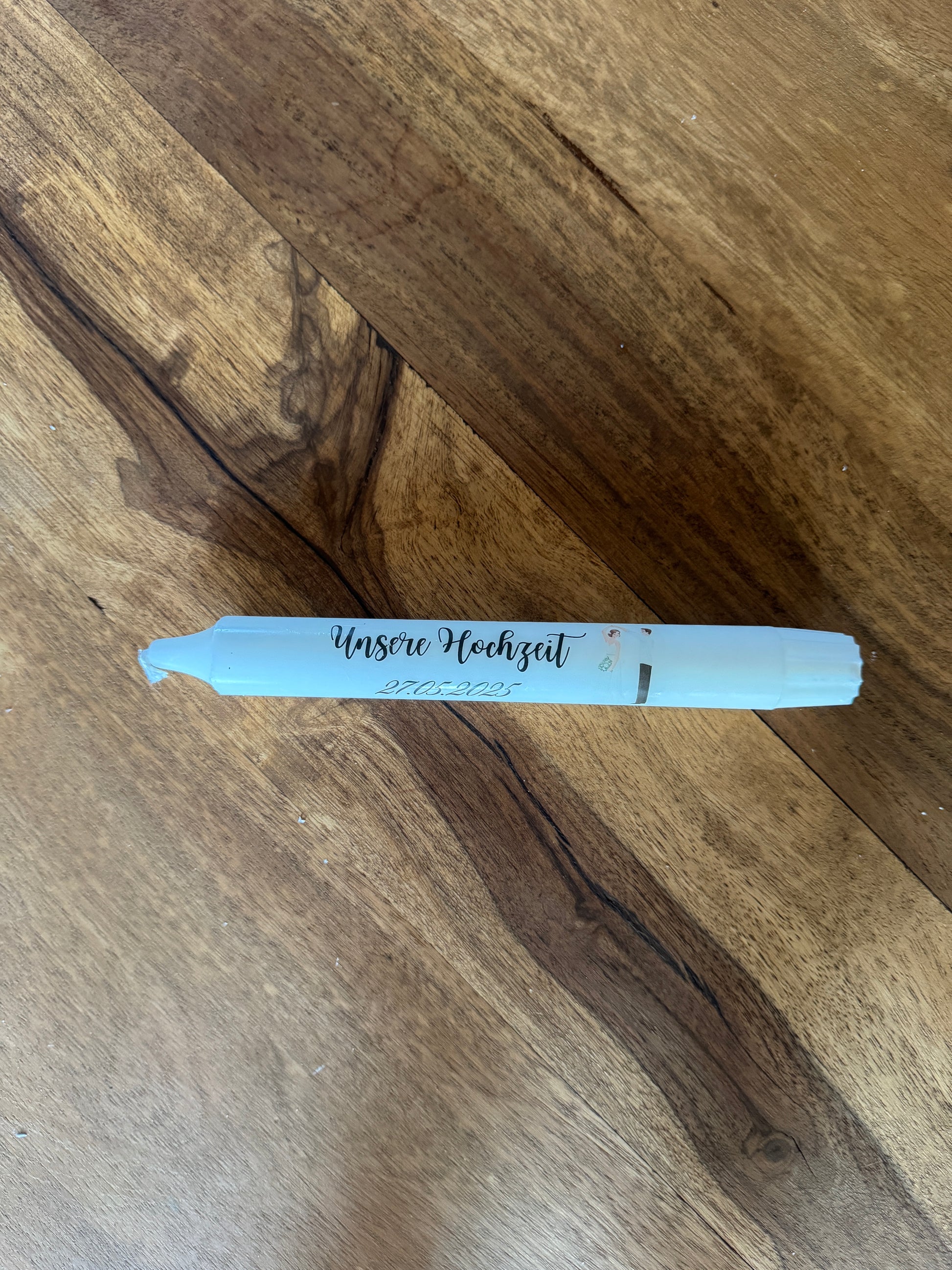 Personalisierte Hochzeitskerze mit Datum als Tattoo