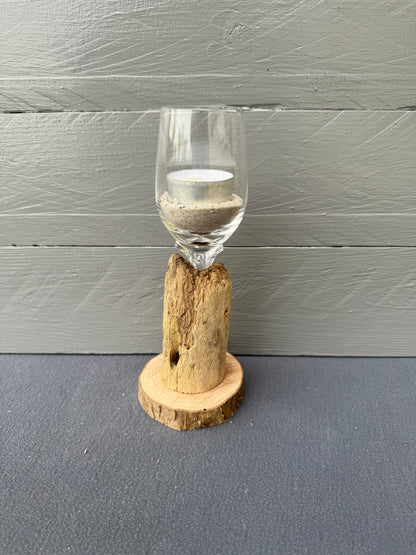 Kerzenständer mit Sand gefülltem Glas auf Baumscheibe