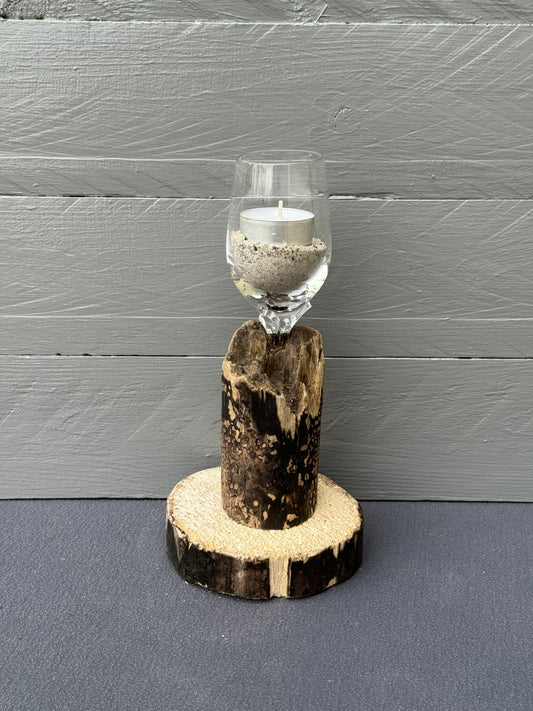 Treibholz-Kerzenhalter auf Baumscheibe mit Glas