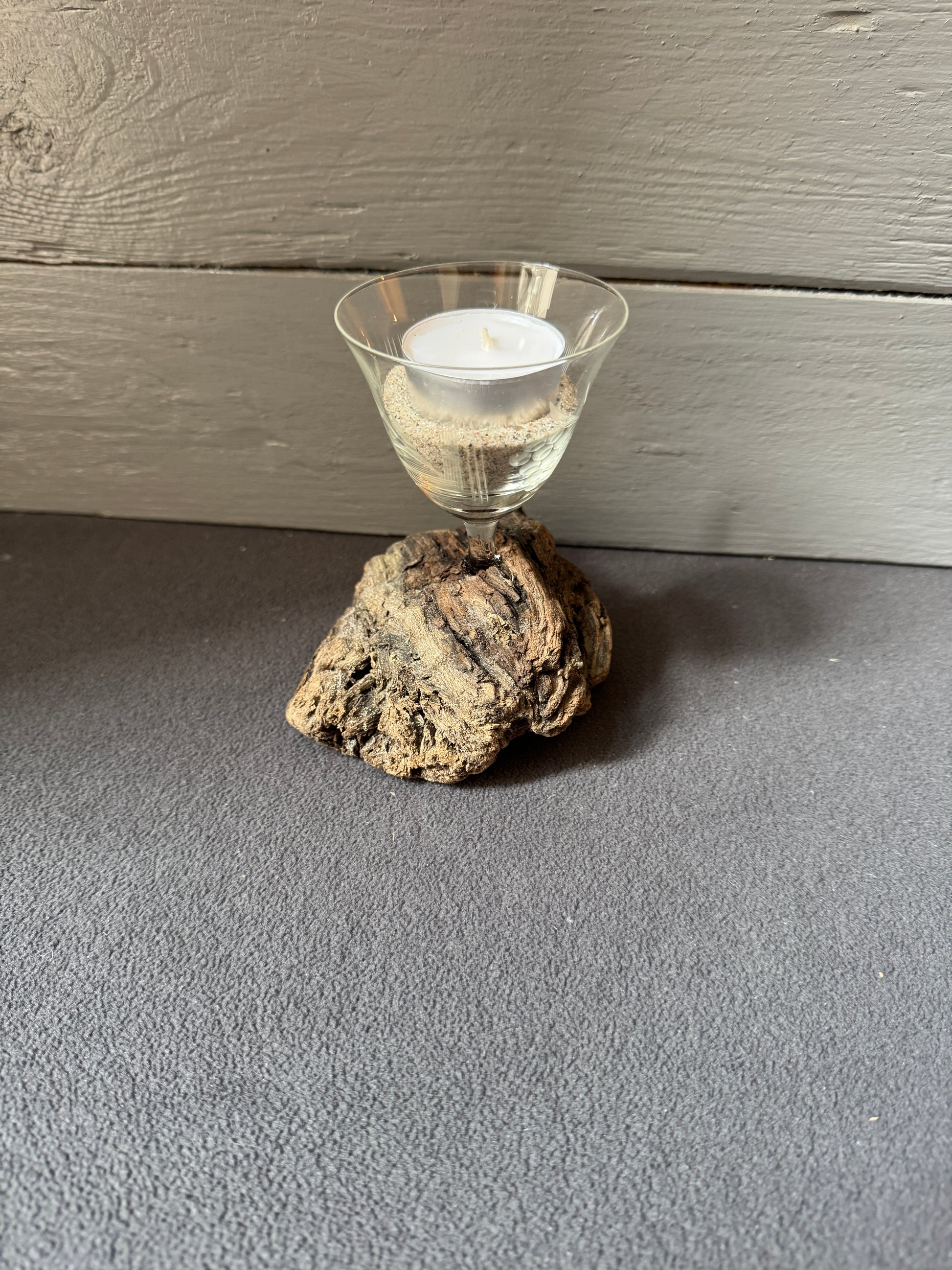 Unikat-Kerzenhalter aus naturbelassenem Treibholz mit Glas.