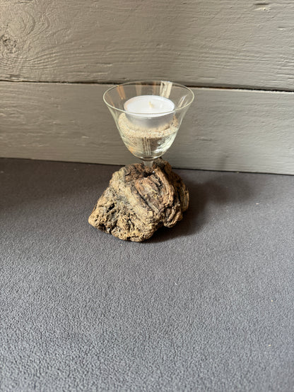 Unikat-Kerzenhalter aus naturbelassenem Treibholz mit Glas.