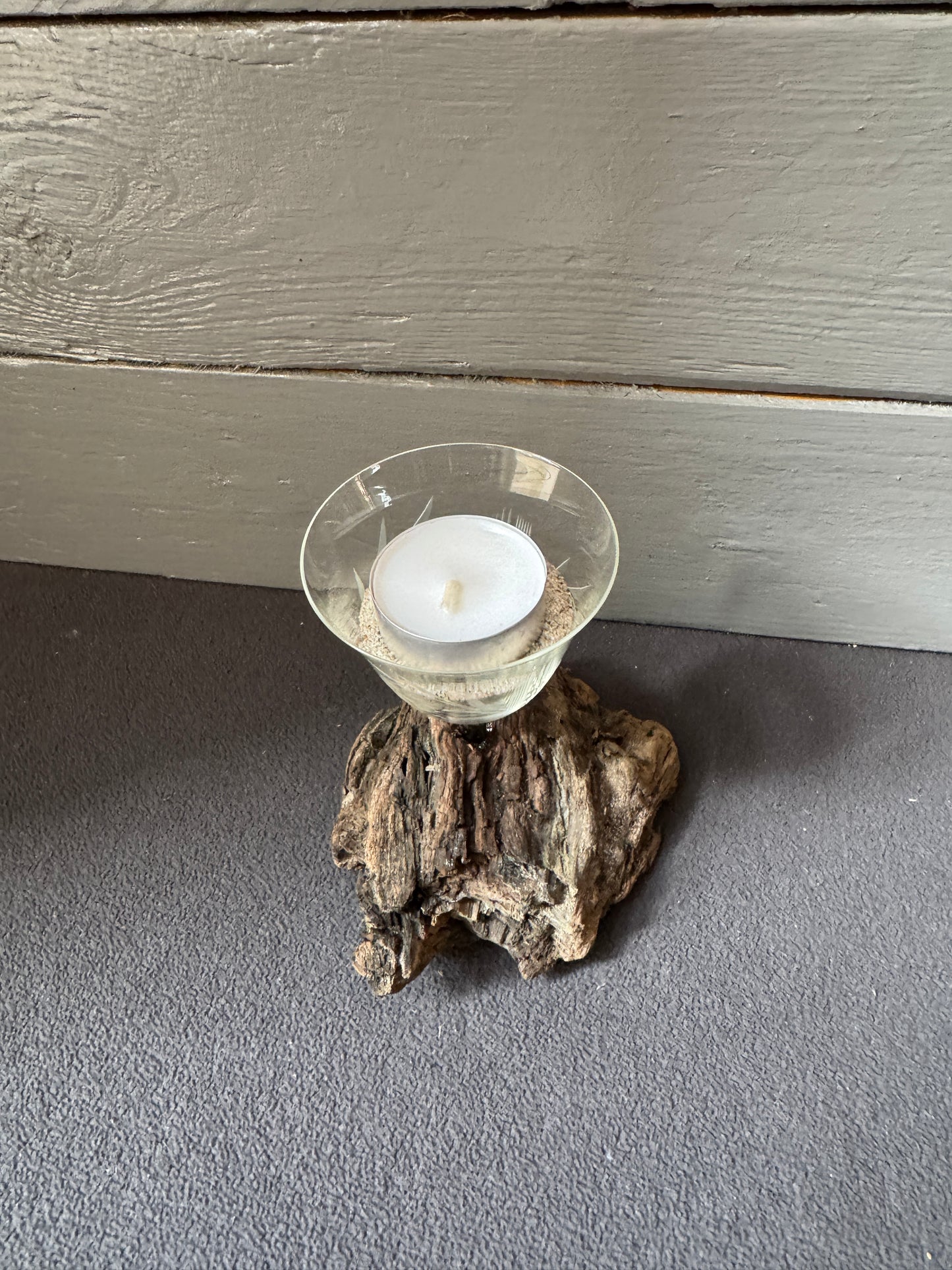 Nachhaltige Holzdeko: Kerzenhalter aus Treibholz aus Schleswig-Holstein.