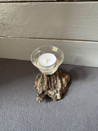 Nachhaltige Holzdeko: Kerzenhalter aus Treibholz aus Schleswig-Holstein.