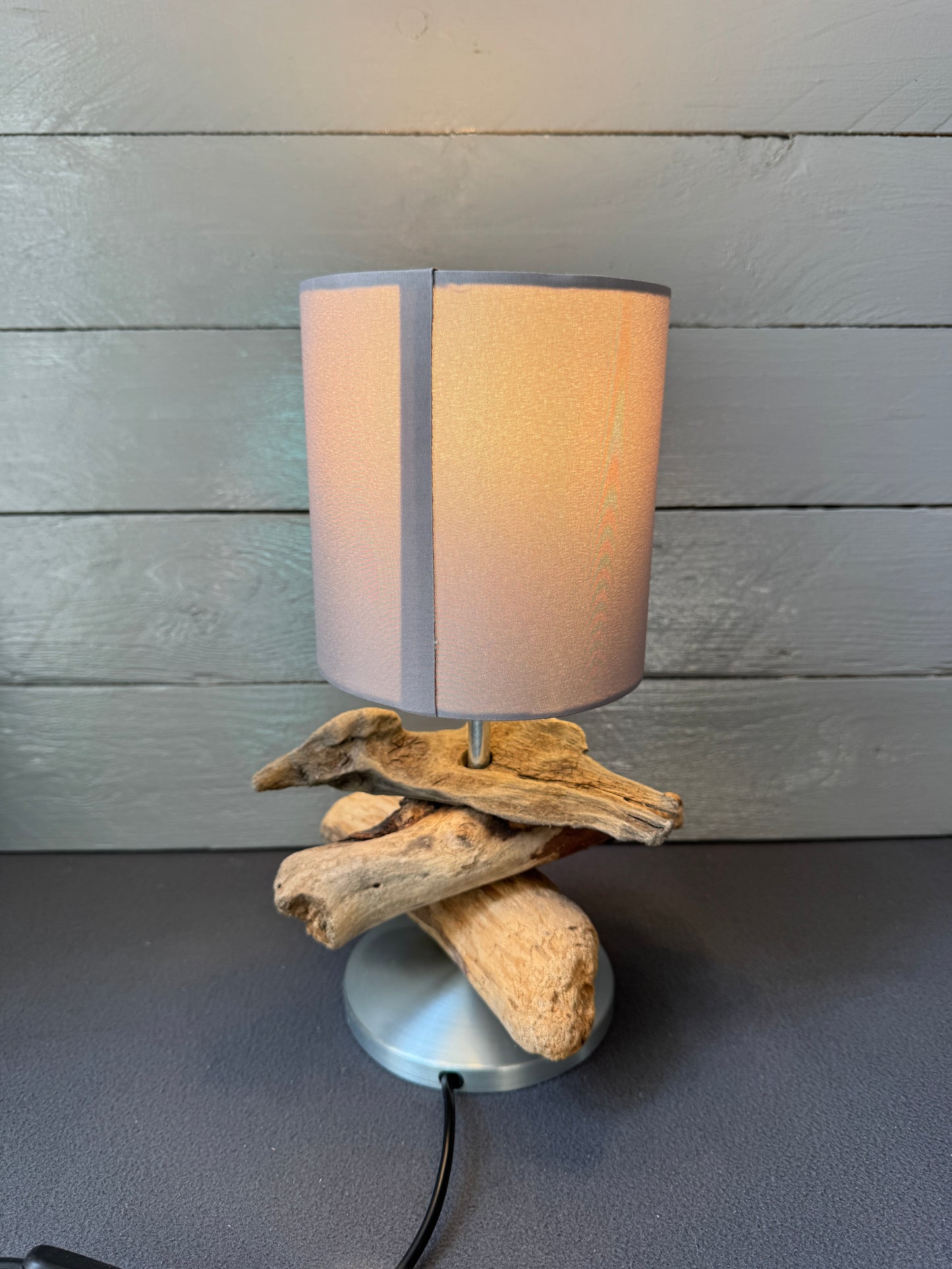 Unikat-Tischlampe aus Treibholz und Stoffschirm, handgefertigt in Schleswig-Holstein.