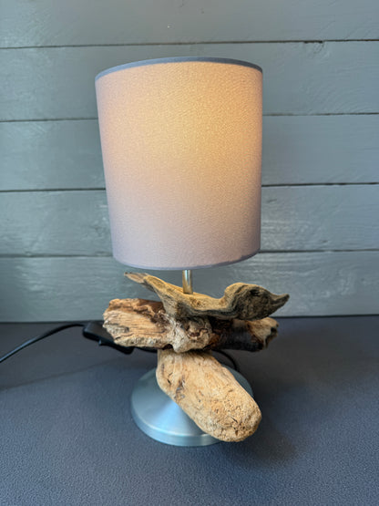 Treibholzlampe mit Lampenschirm in Taupe, dekorative maritime Beleuchtung für Wohnzimmer.