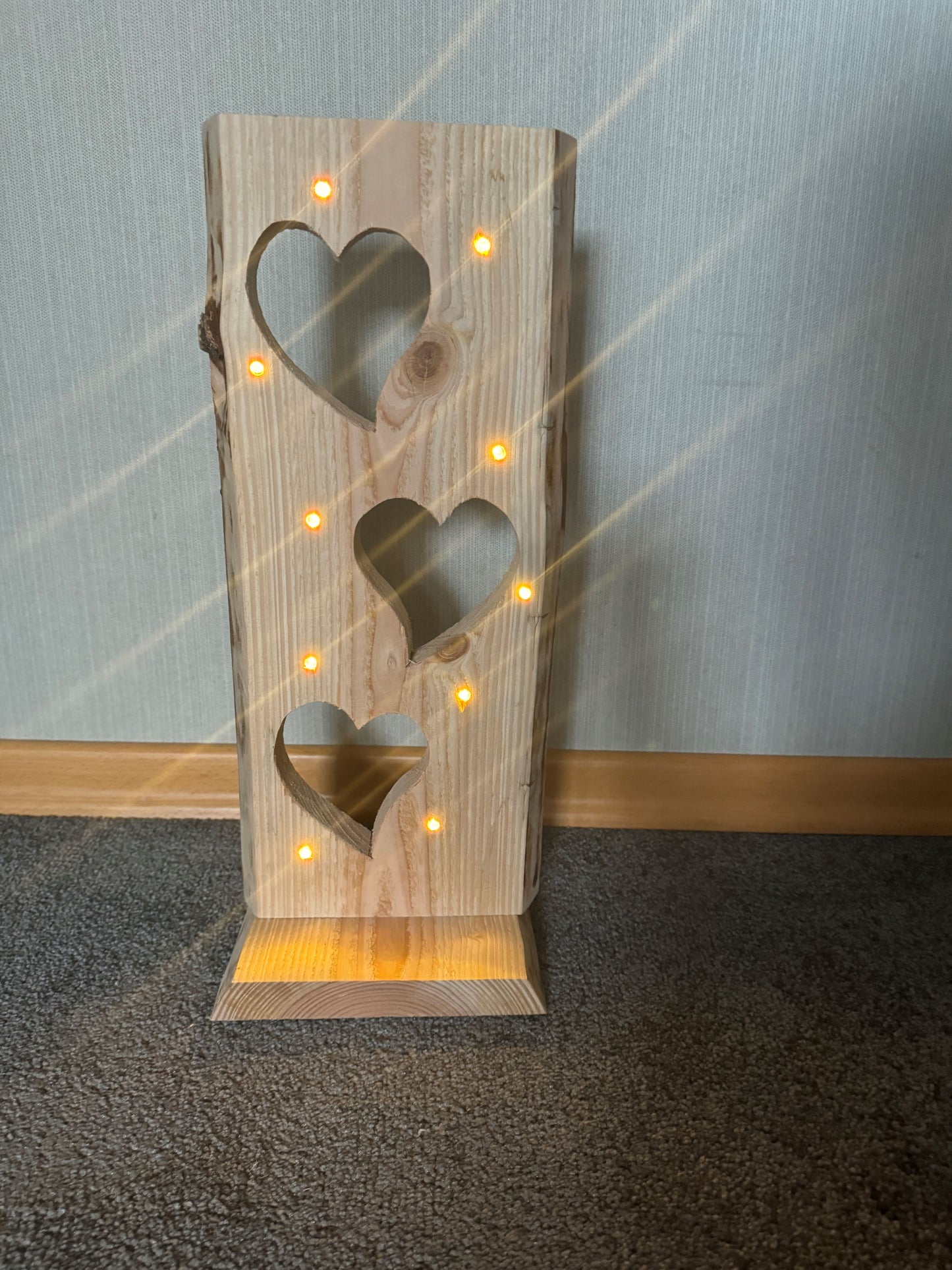Kleine Stele mit Herzen LED beleuchtet