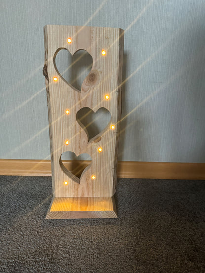 Kleine Stele mit Herzen LED beleuchtet