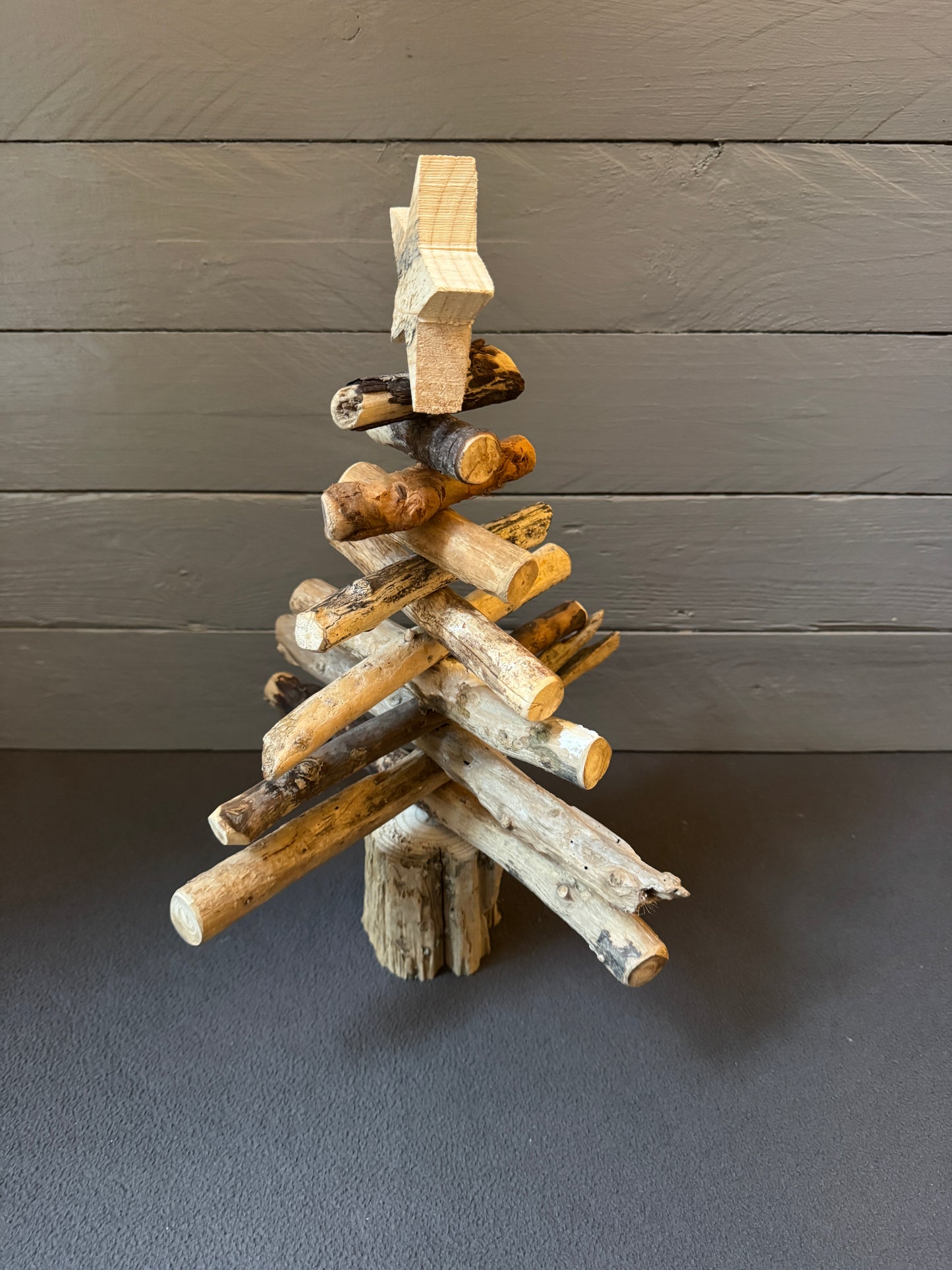 Nachhaltiger Weihnachtsbaum aus Treibholz, handgefertigt in Schleswig-Holstein, rustikale Winter- und Weihnachtsdekoration.