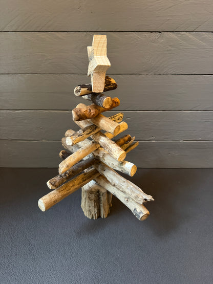 Nachhaltiger Weihnachtsbaum aus Treibholz, handgefertigt in Schleswig-Holstein, rustikale Winter- und Weihnachtsdekoration.