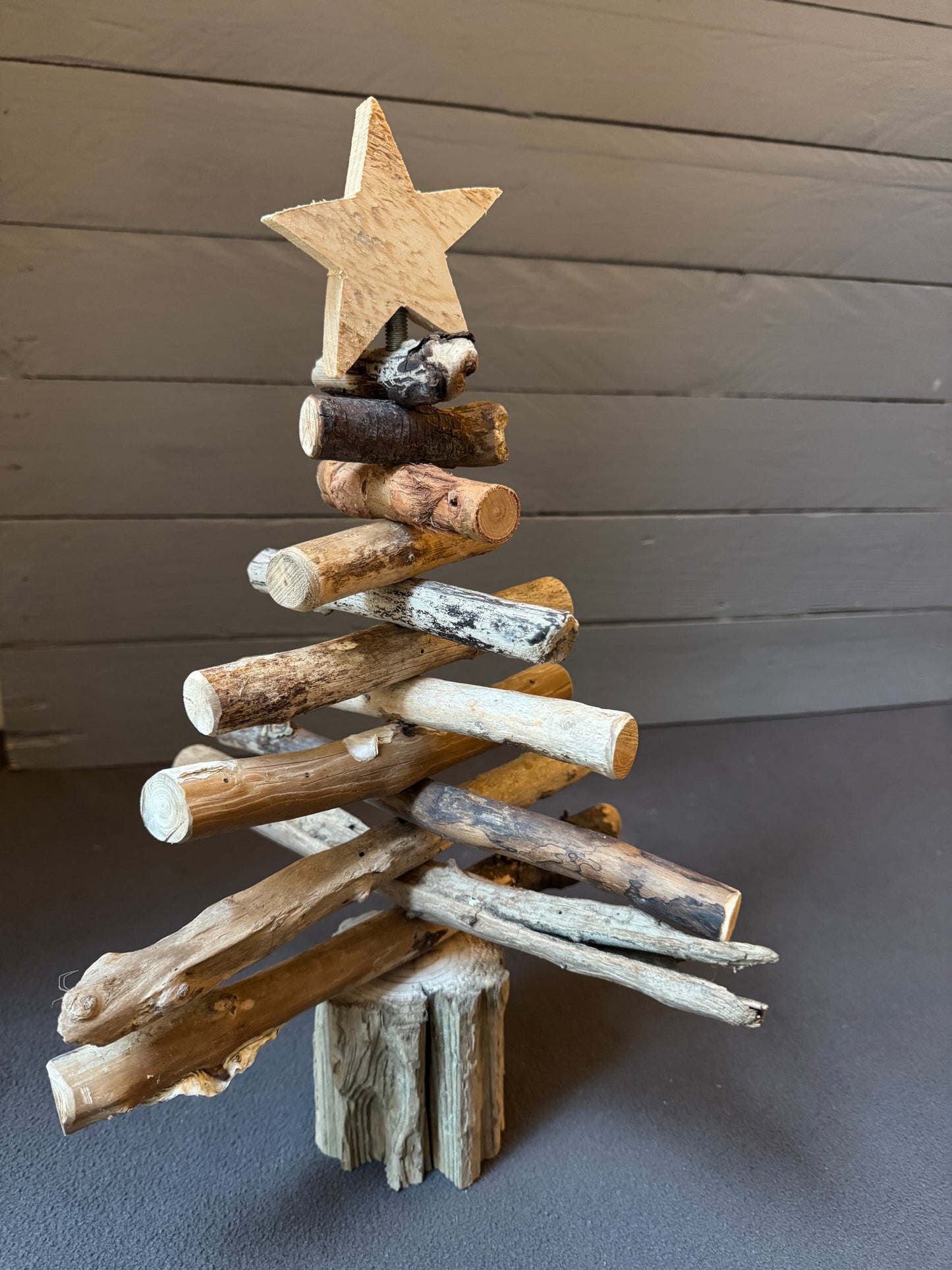 Dekorativer Treibholz-Weihnachtsbaum mit Holzstern, naturbelassene Äste auf Holzfuß – einzigartiges Unikat für weihnachtliches Zuhause.