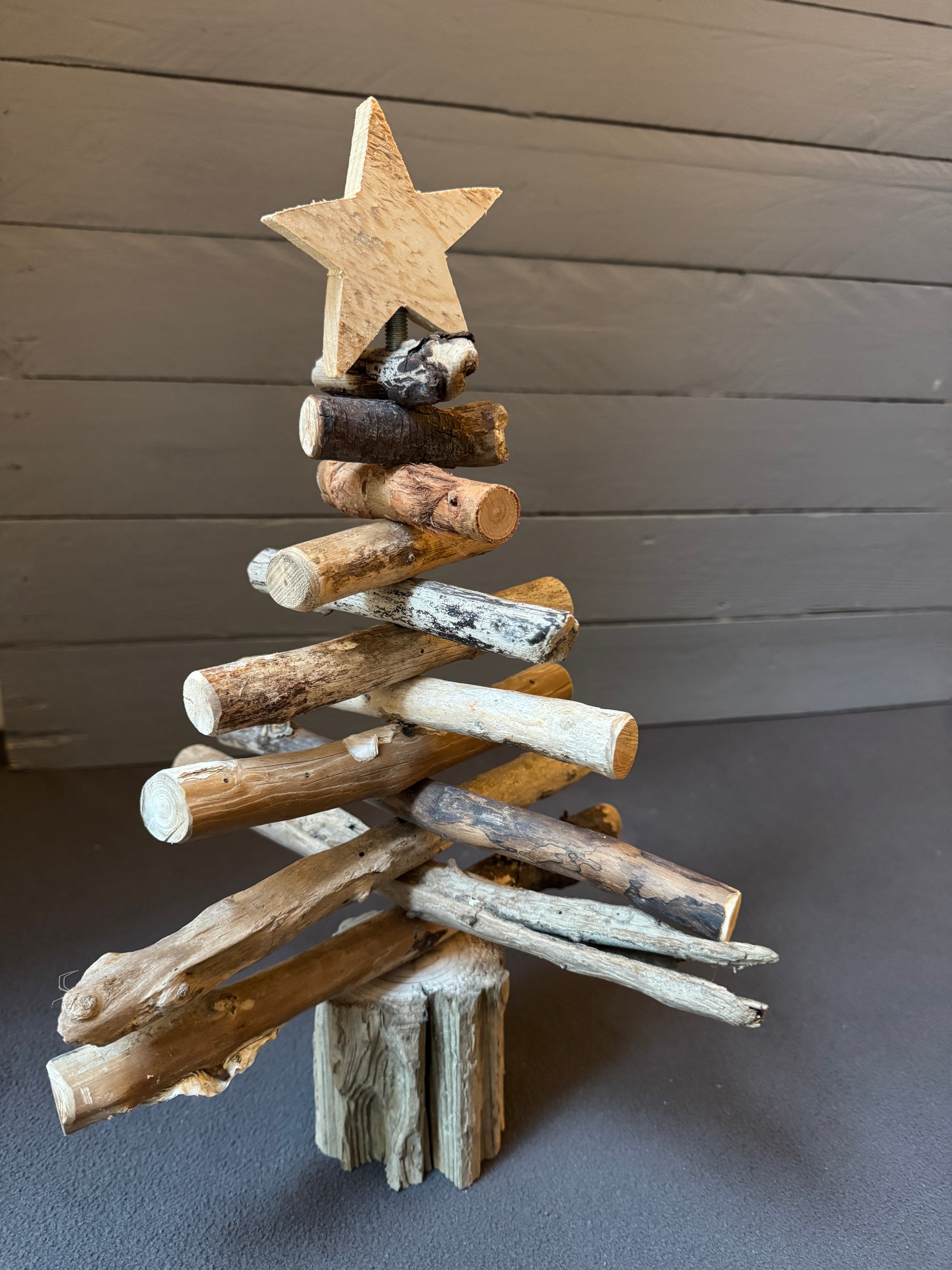 Dekorativer Treibholz-Weihnachtsbaum mit Holzstern, naturbelassene Äste auf Holzfuß – einzigartiges Unikat für weihnachtliches Zuhause.