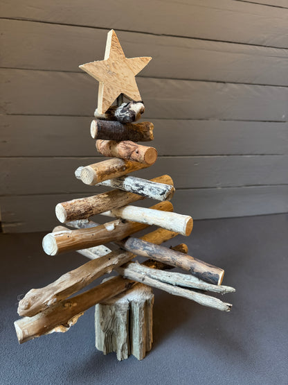 Dekorativer Treibholz-Weihnachtsbaum mit Holzstern, naturbelassene Äste auf Holzfuß – einzigartiges Unikat für weihnachtliches Zuhause.