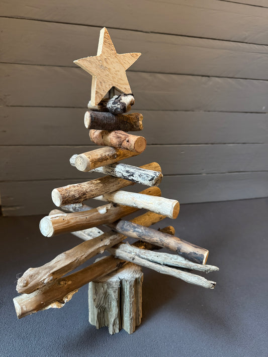 Dekorativer Treibholz-Weihnachtsbaum mit Holzstern, naturbelassene Äste auf Holzfuß – einzigartiges Unikat für weihnachtliches Zuhause.