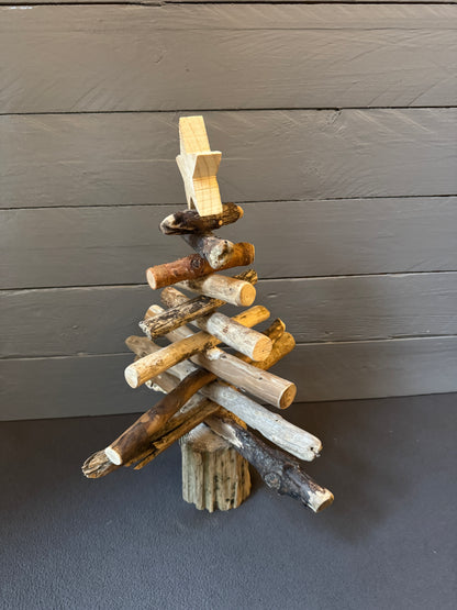 Treibholz-Tannenbaum auf Treibholzsockel mit natürlicher Maserung und dekorativem Stern – maritimes Unikat als Weihnachtsdeko.