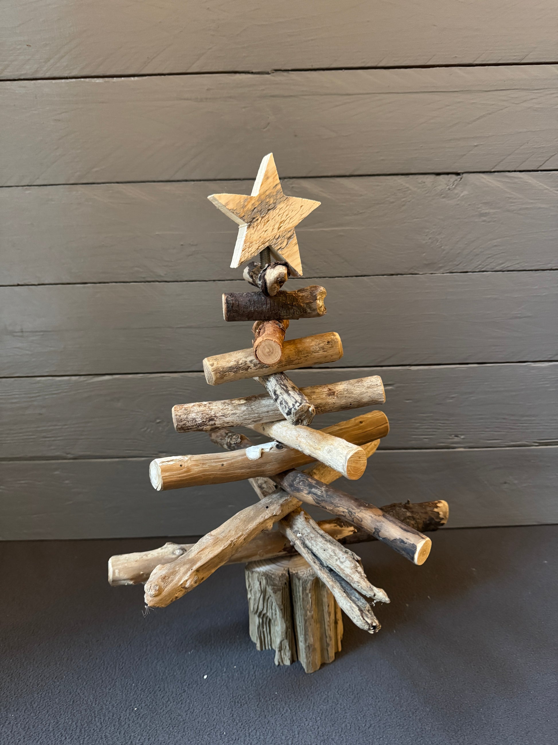 Kleiner Tannenbaum aus Treibholz – Handgefertigte Weihnachtsdeko im maritimen Stil