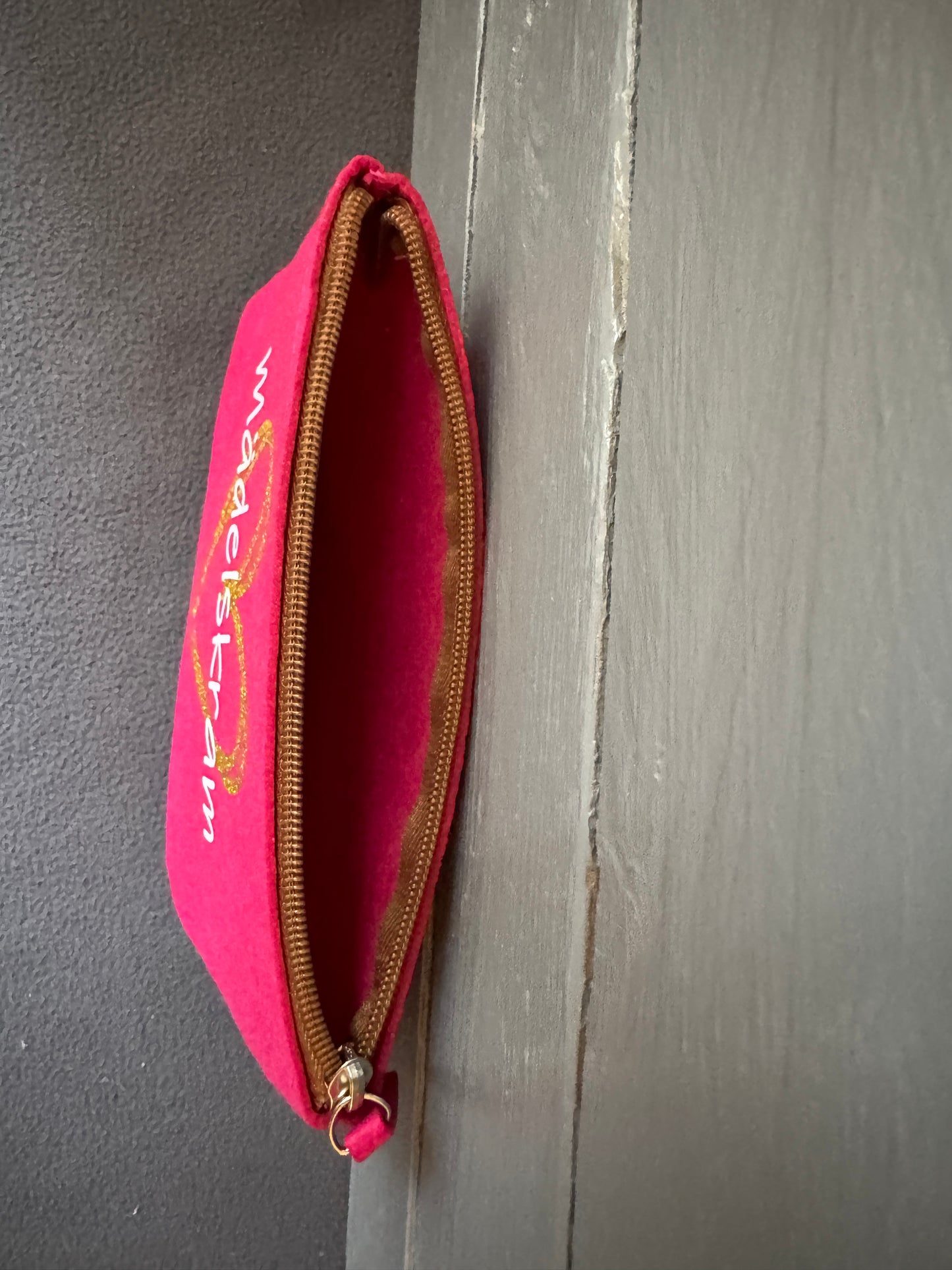 Filz Kosmetiktasche in Pink mit goldenem Herz und Schriftzug „Mädelskram“.