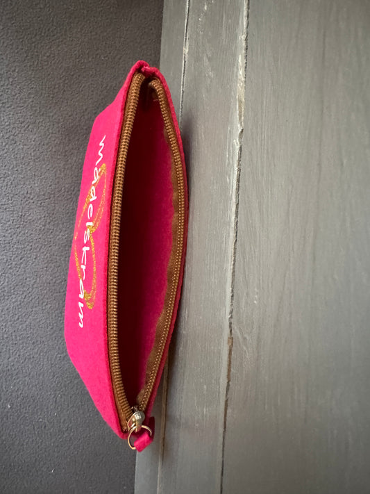 Filz Kosmetiktasche in Pink mit goldenem Herz und Schriftzug „Mädelskram“.