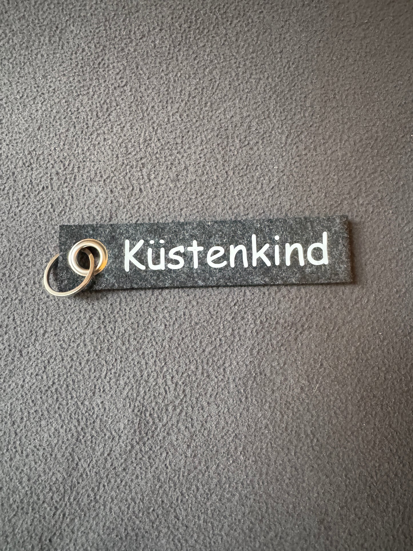Geschenkidee: Filz-Schlüsselanhänger mit dem Motiv „Küstenkind“.