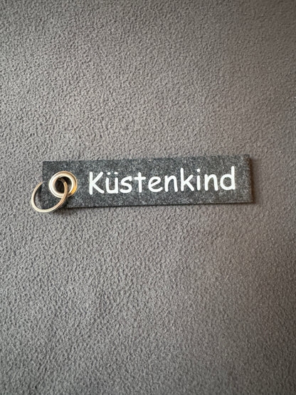 Geschenkidee: Filz-Schlüsselanhänger mit dem Motiv „Küstenkind“.