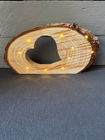 Baumscheibe mit Herz & Lichterkette – handgemachtes Geschenk zur Hochzeit oder Muttertag