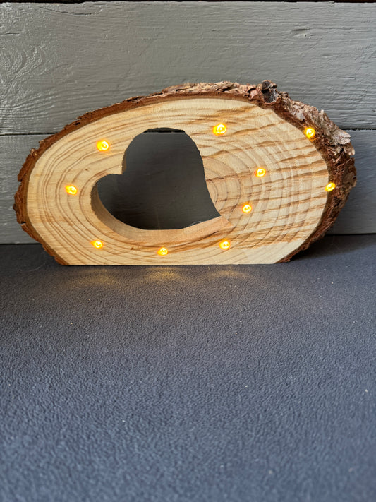 Baumscheibe mit Herz und Lichterkette – Handgemachtes Geschenk zur Hochzeit, Geburtstag & Muttertag