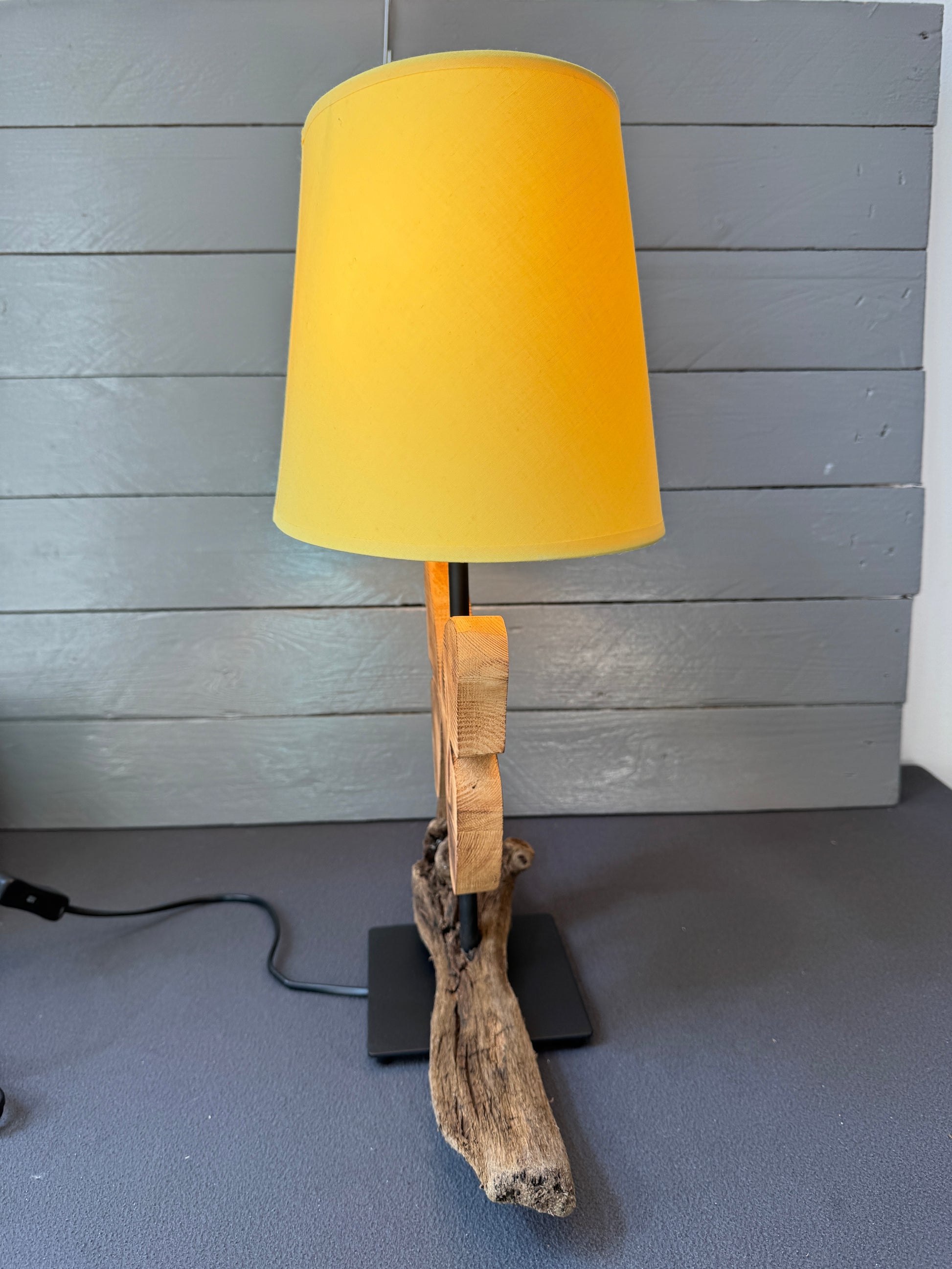 Handgemachte Treibholzlampe mit geschnitztem Altholz-Schmetterling und warmem Lampenschirm.