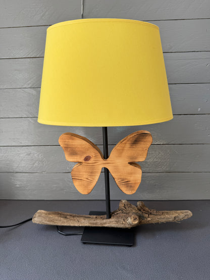 Maritime Tischlampe aus Treibholz mit Holzschmetterling, nachhaltige handgemachte Wohnbeleuchtung.