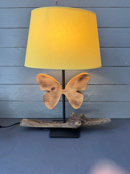 Handgefertigte Tischlampe mit Schmetterling aus Altholz und Treibholz-Sockel aus der Ostsee, warm leuchtender Lampenschirm.