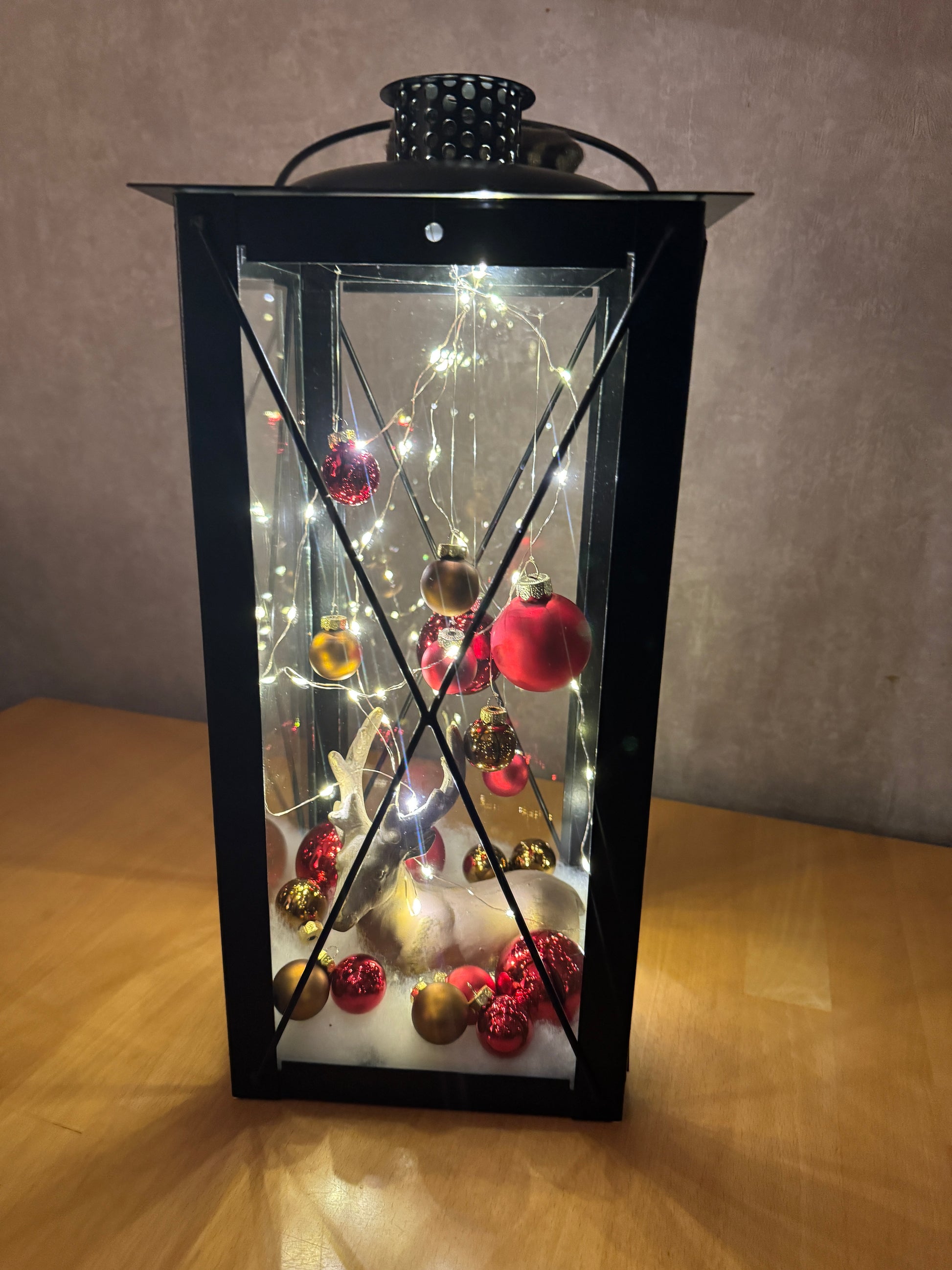 Handgefertigte Weihnachtslaterne mit Rentier & Lichterkette – festliche Dekoration für Weihnachten.