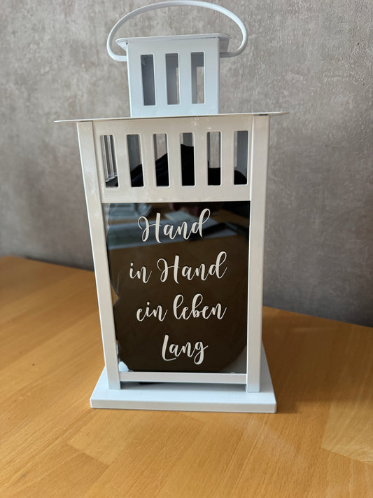 Laterne aus Glas und Metall, individuell personalisierbar mit Namen und Datum.