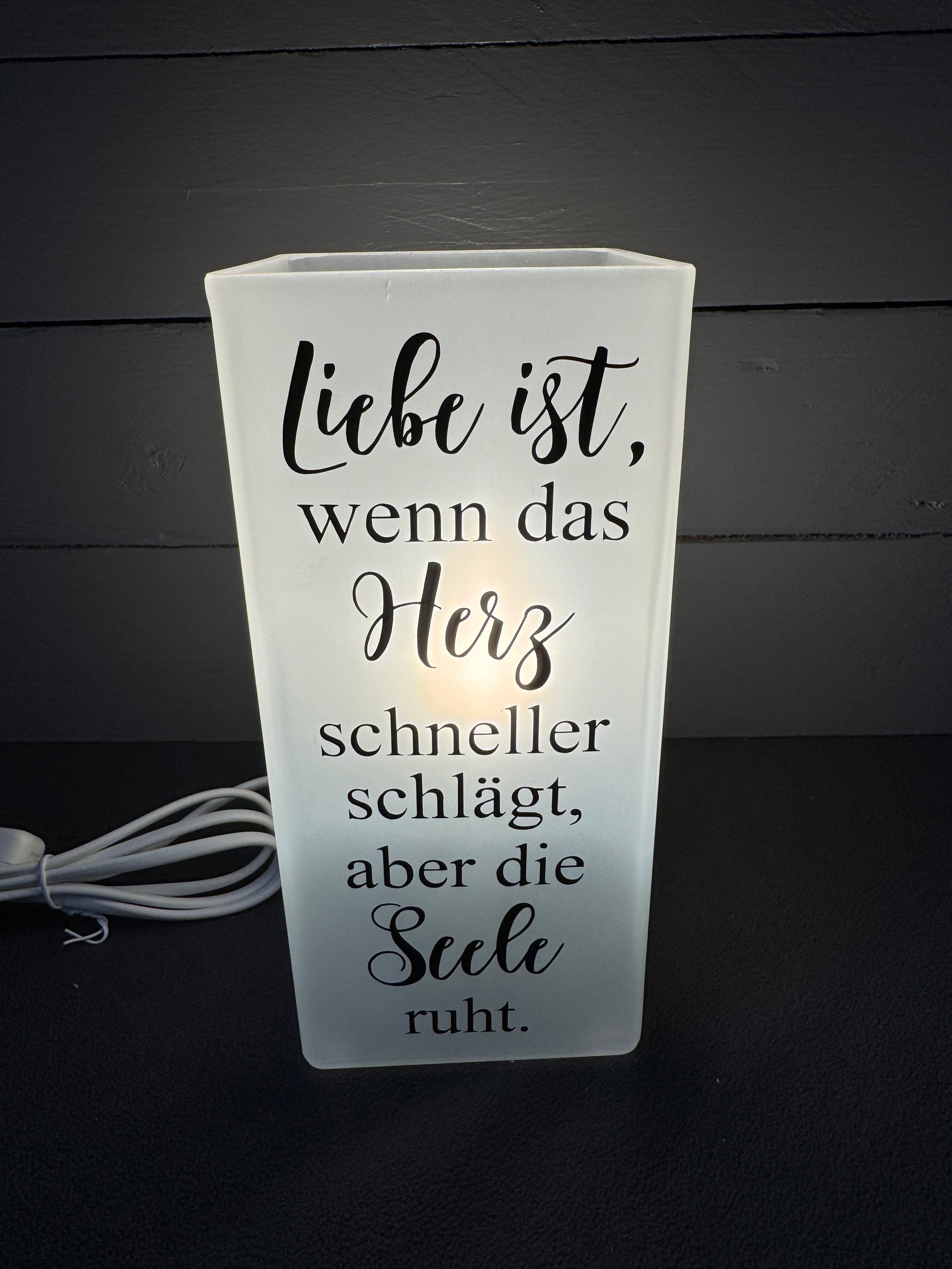 Glaslampe mit Spruch „Liebe ist, wenn das Herz schneller schlägt, aber die Seele ruht“ – romantische Dekoration