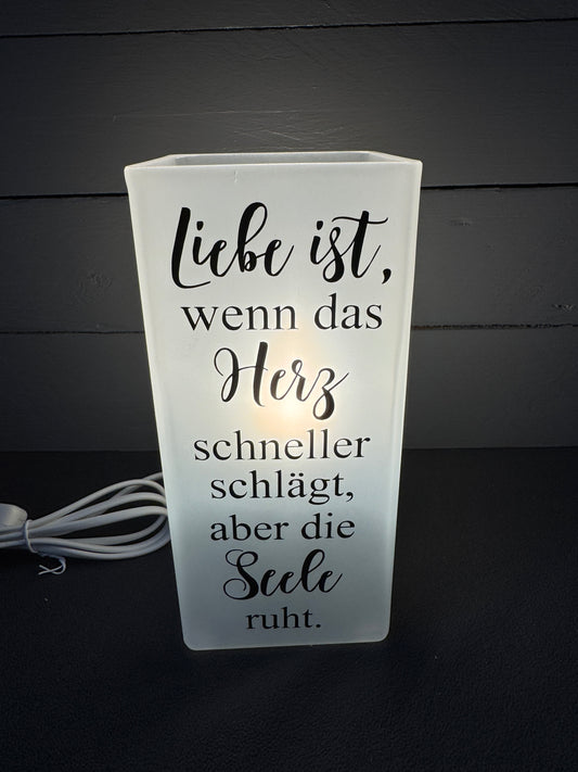 Glaslampe mit Spruch „Liebe ist, wenn das Herz schneller schlägt, aber die Seele ruht“ – romantische Dekoration