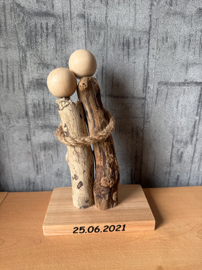 Handgefertigtes Treibholz-Liebespaar aus Ostsee-Treibholz mit Datum.