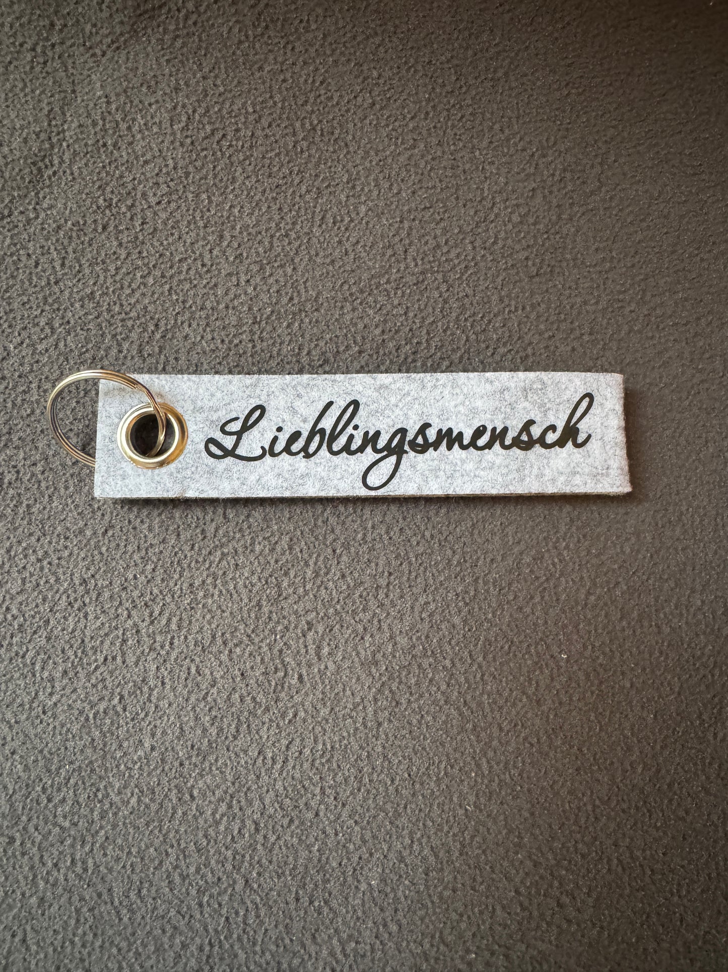 Filz-Schlüsselanhänger mit dem Spruch „Lieblingsmensch“, handgemacht und nachhaltig.